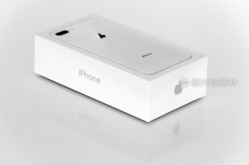 新的苹果iPhone 8 Plus银色开箱